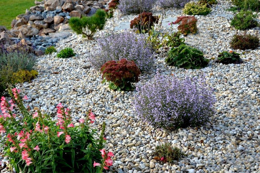 Kačírek okolo záhonu s květinami