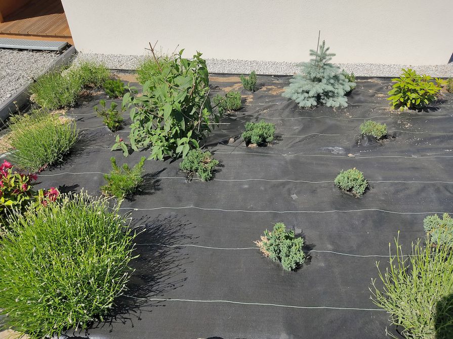 Netkaná textilie na záhonu