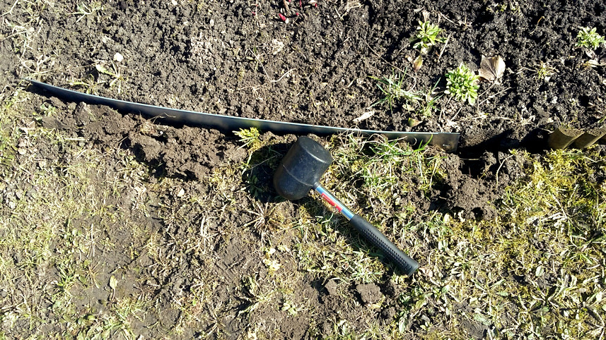 Instalace ocelového obrubníku (5. krok)