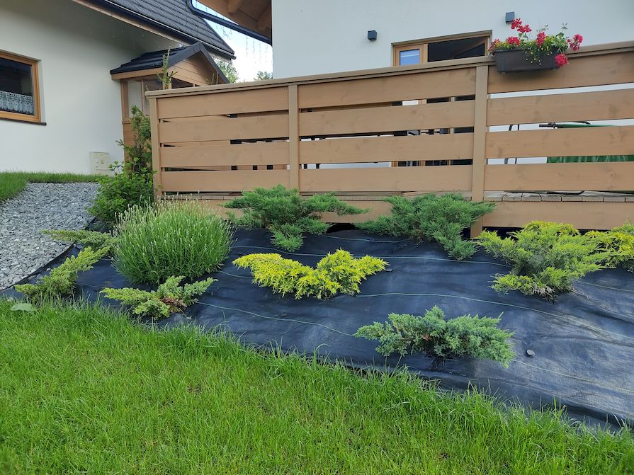 Tkaná textilie v mírném svahu