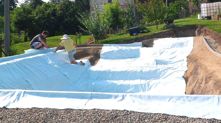 Instalace geotextilie pod jezírko