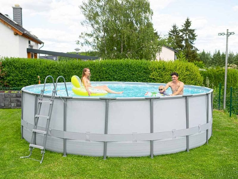 Nadzemní bazén Elite Active Frame s rodinou