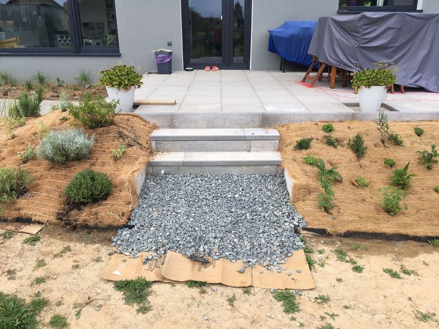 Protierozní rohože Geomat K-J na svahu u schodů k domu