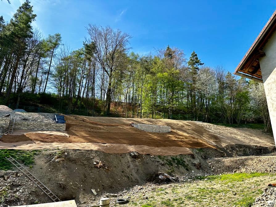 Protierozní rohože v kombinaci s ekotextilií na vyšším zahradním svahu u domu