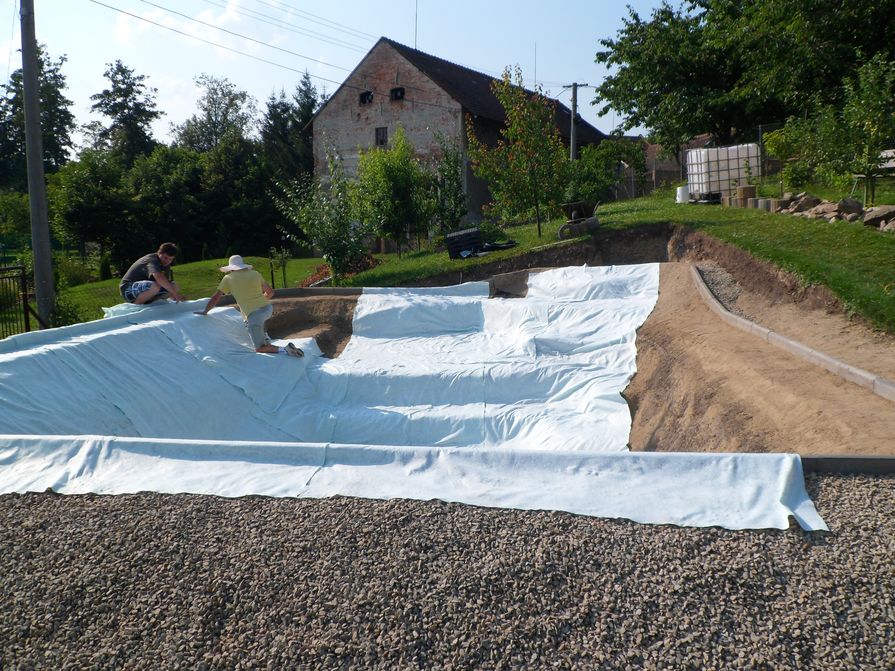 Realizace: pokládka geotextilie při stavbě jezírka
