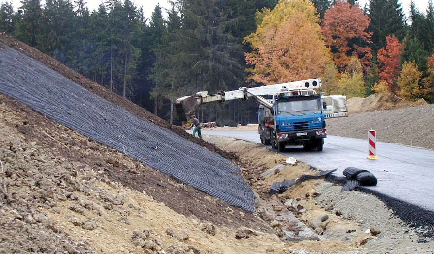 Zatravnění svahu u silniční komunikace