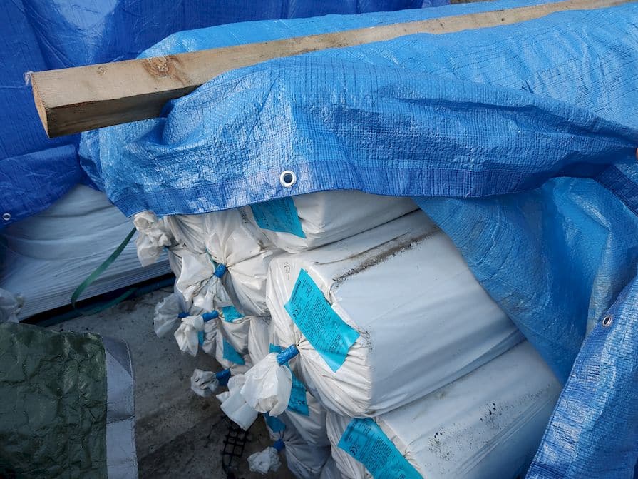 Zabalené netkané geotextilie pod plachtou